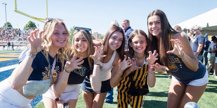 Students showing their Bear Pride at the 首页coming football game.